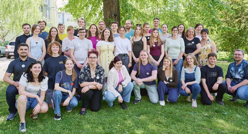 Gruppenfoto des Diözesanjugendrates: 35 junge Menschen im Garten unter einem Baum